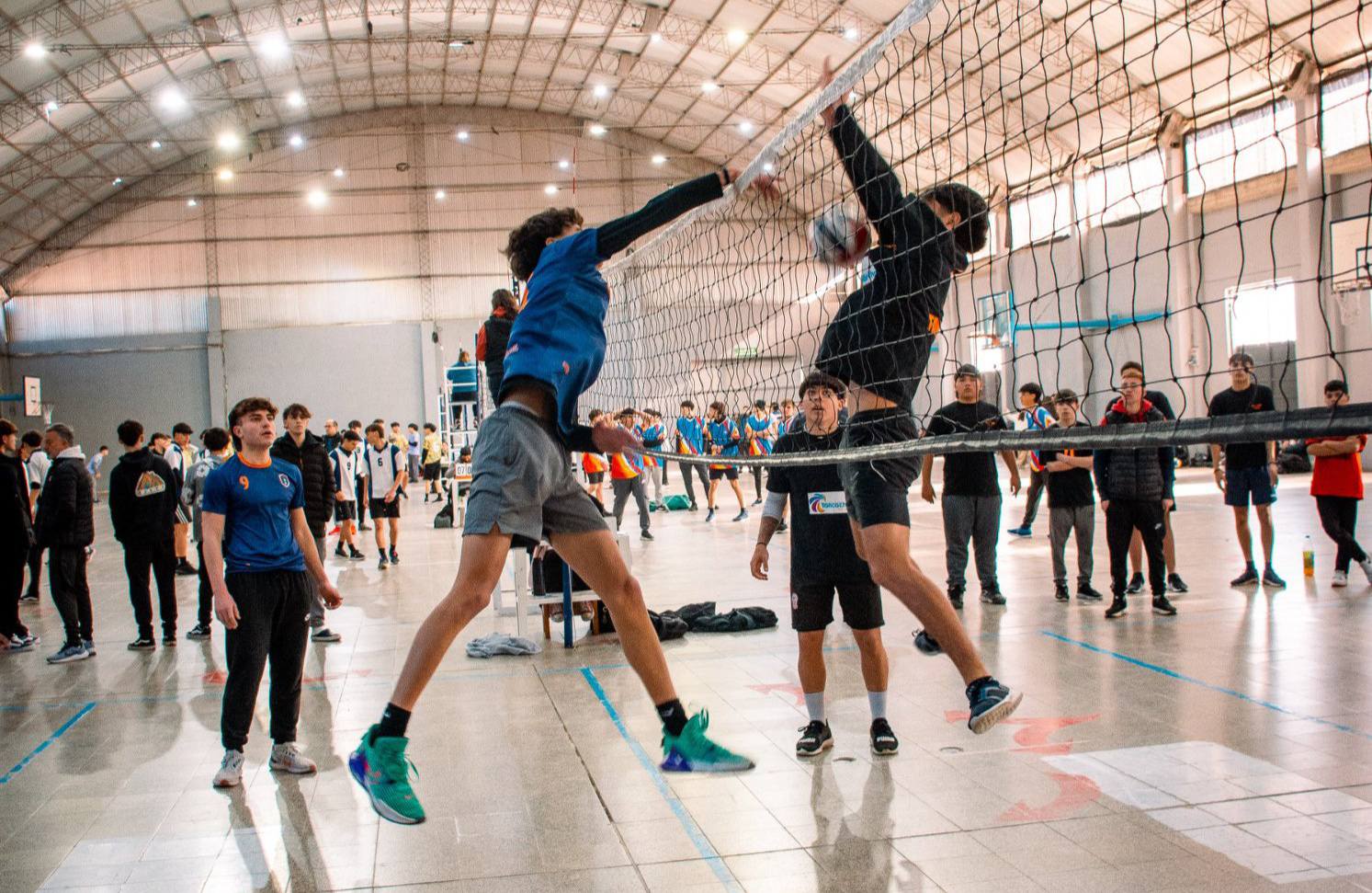 EL VÓLEY MASCULINO ESTUVO PRESENTE EN LOS JUEGOS DEPORTIVOS DE LA CIUDAD