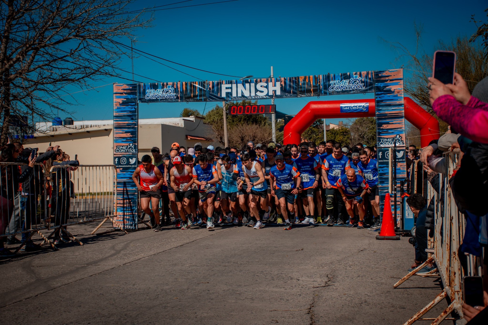 ¡MÁS DE 350 CORREDORES DISFRUTARON DE LA MARATÓN DE LA CIUDAD 2025!